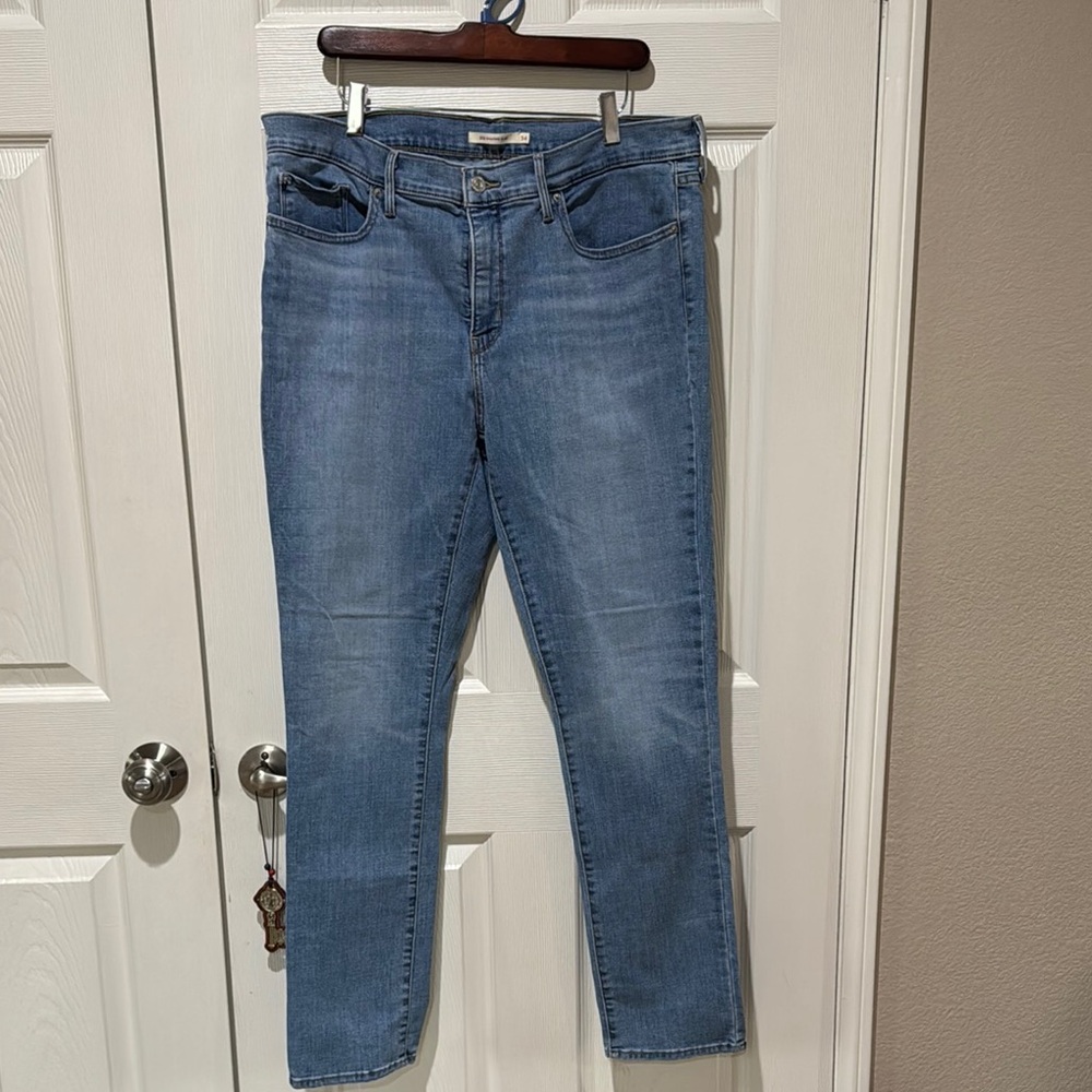 NWOT LEVIs 312 Women's Jeans